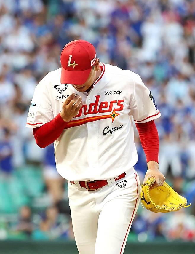 SSG 김광현이 7일 인천 SSG랜더스필드에서 열린 2025 KBO리그 삼성전 4회 초 2사 1, 3루 상황에서 교체돼 더그아웃으로 향하고 있다. 사진 | 연합뉴스