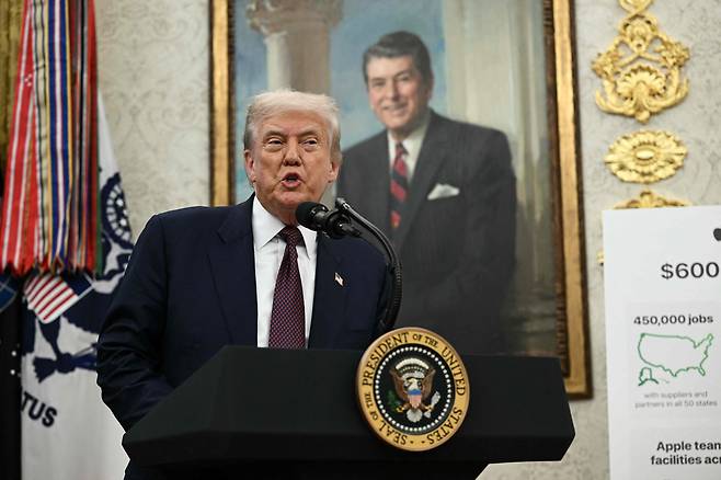 도널드 트럼프 미국 대통령이 6일 백악관 오벌 오피스에서 발언을 하고 있다. /AP 연합뉴스