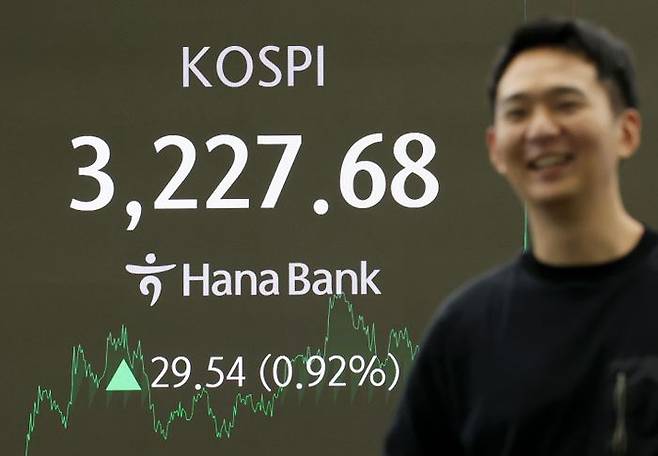 7일 오후 서울 중구 하나은행 딜링룸 전광판에 지수가 표시되고 있다. ⓒ뉴시스