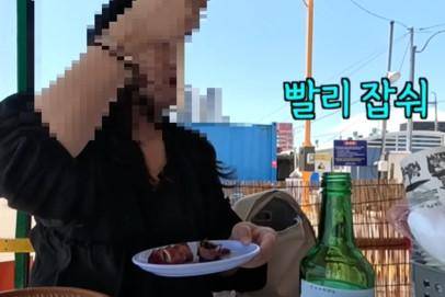 강원 속초시 대표 포장마차촌 ‘오징어 난전’의 한 식당이 혼자 방문한 여성 손님에게 부적절한 응대를 한 사실이 알려졌다. 유튜브 채널 ‘김술포차’ 캡처