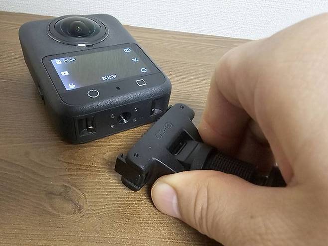 마그네틱 퀵 릴리스 시스템을 통해 다양한 액세서리를 연결할 수 있다 / 출처=IT동아