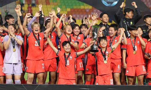 지난달 16일 경기 수원시 수원월드컵경기장에서 열린 2025 동아시아축구연맹(EAFF) E-1 챔피언십(동아시안컵) 여자부 시상식에서 우승국 대한민국 여자 축구대표팀 선수들이 트로피를 들고 기뻐하고 있다. 뉴시스