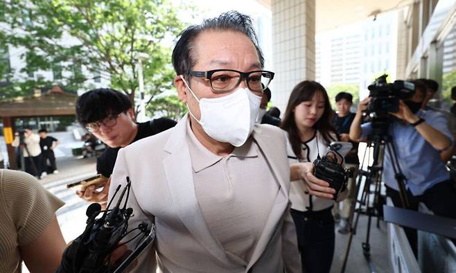 건진법사로 불리는 전성배씨가 지난 6월23일 서울남부지법에서 열린 정치자금법 위반 혐의 사건 3차 공판에 출석하고 있는 모습. 뉴시스