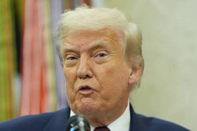 도널드 트럼프 미국 대통령이 6일(현지시간) 워싱턴DC 백악관 집무실에서 애플의 미국 내 시설 투자와 관련한 발표를 하고 있다. 2025.8.6 AP 연합뉴스