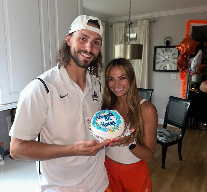 한화 이글스 투수 라이언 와이스(왼쪽)와 그의 아내 헤일리 브룩. SNS 캡처