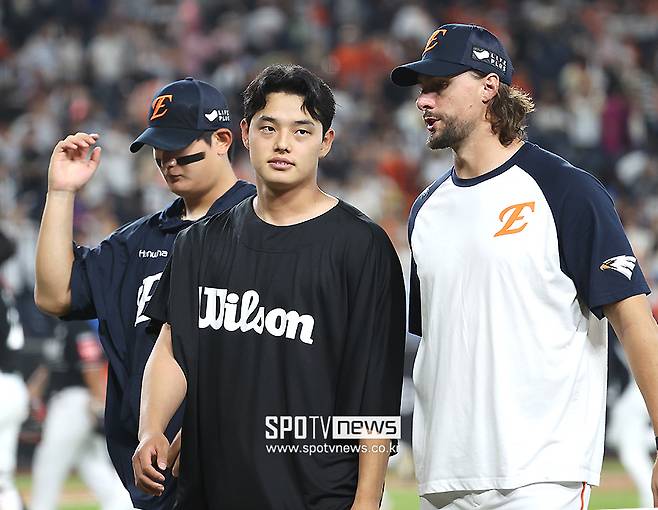 ▲ 문동주와 외이스는 모두 무실점 투구를 하고도 불펜 난조로 승리 조건이 날아갔다 ⓒ곽혜미 기자