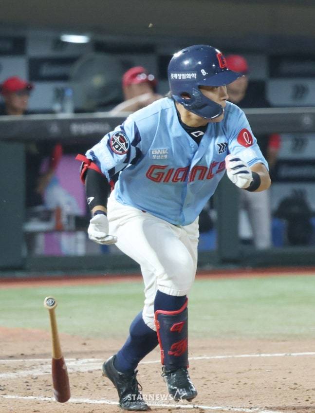 롯데 황성빈이 6일 사직 KIA전에서 5회말 2타점 적시타를 치고 있다. /사진=김진경 대기자