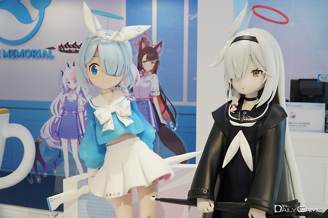 아로나와 프라나가 '카페 메모리얼'을 찾은 선생님을 맞이한다.