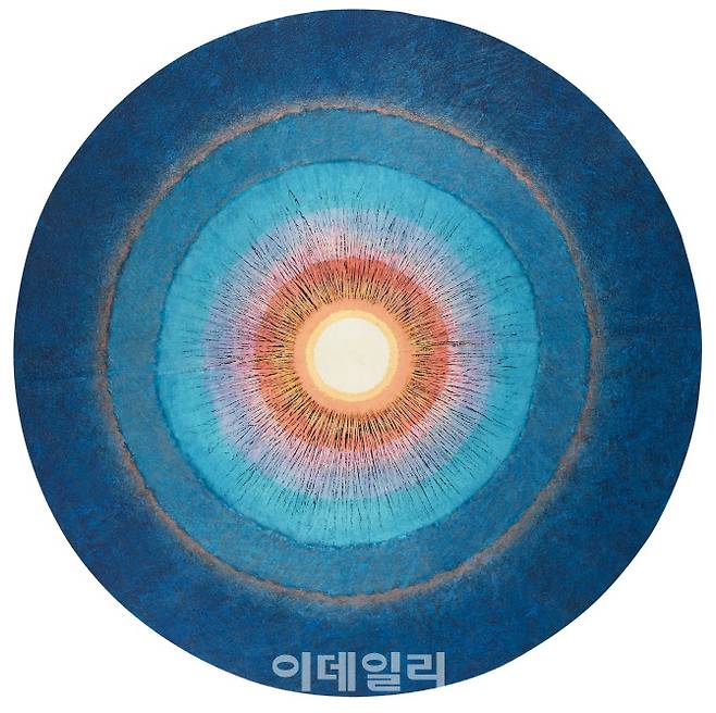 방혜자의 ‘하늘의 땅’(2011). 빛에 대한 갈망을 평생의 화두로 삼아 60여년 화업 내내 한결같은 작품세계와 작업태도를 지켜낸 작가다. 하지만 재료를 실험하고 기법을 바꾸는 일에는 거침이 없었다. 사각형 화면을 벗겨낸 작품은 작가 스스로 찾아간 진화의 길 그 한 갈래를 보여준다. 원형 속 핵에서부터 변화를 거듭한 색채가 띠를 이루며 퍼져나가는 표현은 하늘과 땅의 무한성, 나아가 우주가 분열하듯 뿜어내는 에너지를 압축하려 한 시도로 보인다. 고요하지만 강렬하게 퍼지는 공명은 원형이어서 극대화할 수 있는 중요한 효과다. 패널·종이에 천연안료, 179㎝(지름). 국립현대미술관(이건희컬렉션) 소장.