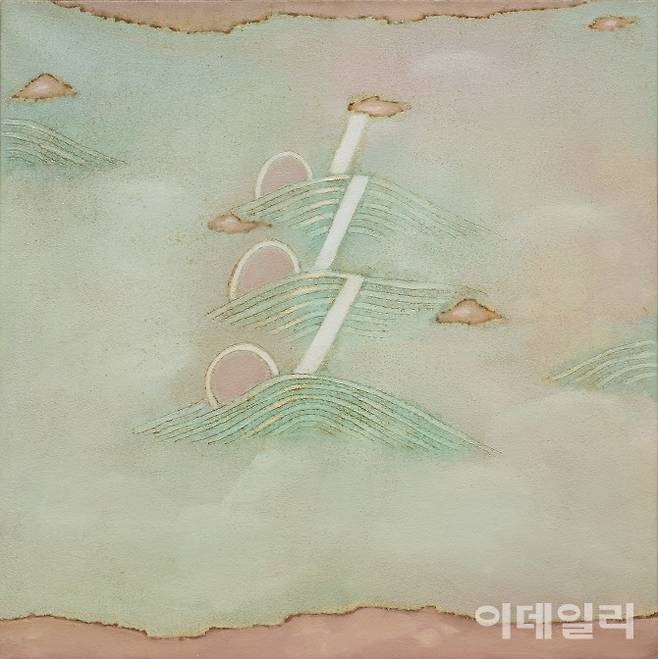 방혜자의 ‘빛’(1981). 작가가 자주 사용한 한지의 투과성을 은은한 색감에 어울렸다. 화면 중앙을 사선으로 가른 밝은 면은 빛의 형상을 가시화한 것이면서 빛에 대한 작가의 명상과 고찰이기도 하다. 추상으로 빚은 하늘과 해, 산과 땅 위에 섬세하게 얹은 색채는 빛으로 가득찬 신비한 세상 어디쯤을 떠올리게 한다. 지난 6월 26일 국립현대미술관 과천에서 개막한 ‘MMCA 과천 상설전: 한국근현대미술Ⅱ’에 걸렸다. 캔버스·한지에 유화 물감, 80×80㎝. 국립현대미술관 소장.