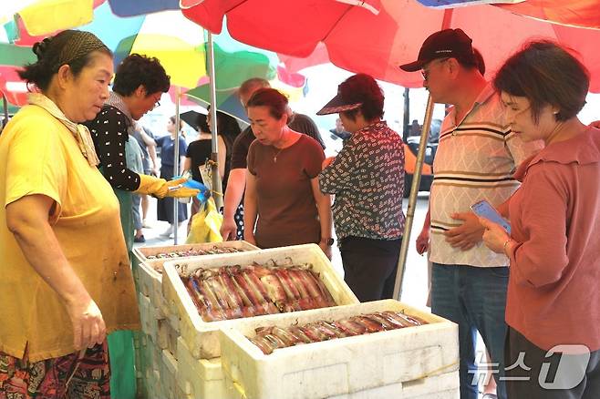 지난해 제1회 신진도 오징어 축제 모습(태안군 제공. 재판매 및 DB금지)2025.8.8/뉴스1