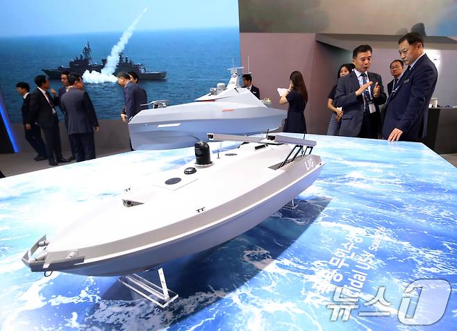 부산 해운대구 벡스코 제1전시장에서 열린 '2025 국제해양방위산업전(MADEX)'에서 참가자들이 LIG넥스원 부스를 찾아 자폭용 무인수상정을 살펴보고 있다. (자료사진) 2025.5.28/뉴스1 ⓒ News1 윤일지 기자