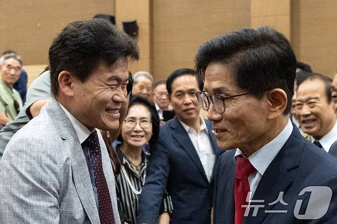 김문수 국민의힘 당 대표 후보가 4일 오전 서울 여의도 국회 의원회관에서 열린 투게더포럼 시국토론회 '투쟁이 혁신이다'에 참석해 전 한국사 강사 전한길 씨와 인사 나누고 있다. (자료사진, 기사 내용과 직접 관련 없음) 2025.8.4/뉴스1 ⓒ News1 이승배 기자