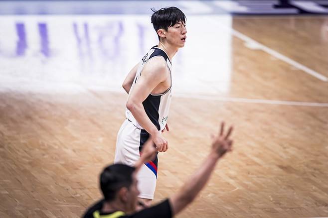 남자농구 대표팀 이정현이 8일 사우디아라비아 제다에서 열리 2025 FIBA 아시아컵 A조 조별리그 2차전 카타르전에서 3점슛을 터뜨린 후 백코트 하고 있다. 사진 | FIBA