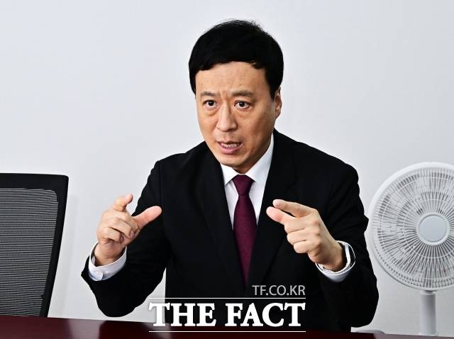 정성국 국민의힘 의원은 "정치가 신뢰를 받지 못하는 건 여러 가치 중 옳고 그름을 저 아래로 내려버렸기 때문"이라고 진단했다. 5일 오후 서울 여의도 국회 의원회관에서 진행된 <더팩트>와의 인터뷰에서 질의에 답변하는 정 의원. /국회=배정한 기자