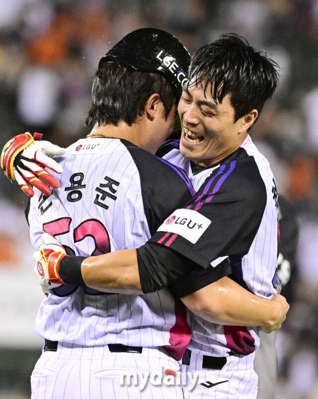 2025년 8월 8일 오후 서울 잠실구장에서 열린 '2025 신한 SOL뱅크 KBO 리그' 한화 이글스와 LG 트윈스의 경기. LG 천성호가 연장 10회말 1사 만루서 끝내기 안타를 친 뒤 손용준과 포옹하고 있다./잠실 = 유진형 기자