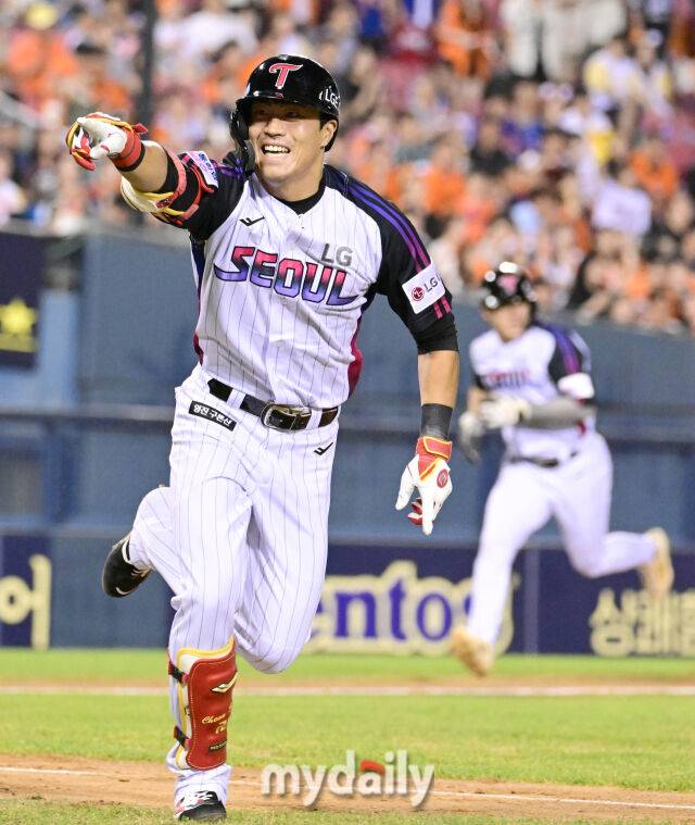 2025년 8월 8일 오후 서울 잠실구장에서 열린 '2025 신한 SOL뱅크 KBO 리그' 한화 이글스와 LG 트윈스의 경기. LG 천성호가 연장 10회말 1사 만루서 끝내기 안타를 친 뒤 포효하고 있다./잠실 = 유진형 기자