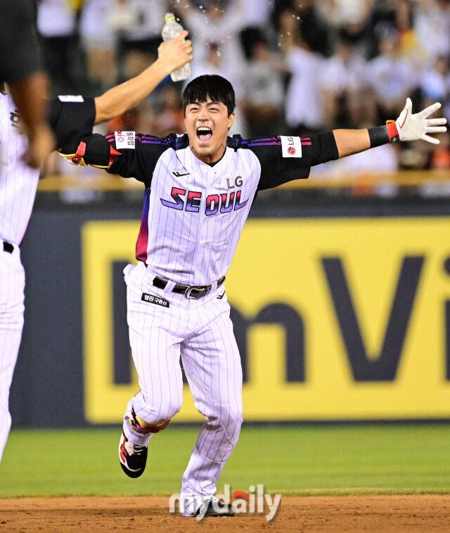 2025년 8월 8일 오후 서울 잠실구장에서 열린 '2025 신한 SOL뱅크 KBO 리그' 한화 이글스와 LG 트윈스의 경기. LG 천성호가 연장 10회말 1사 만루서 끝내기 안타를 친 뒤 포효하고 있다./잠실 = 유진형 기자