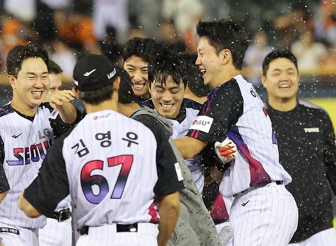 8일 서울 잠실야구장에서 열린 프로야구 한화 이글스와 LG 트윈스의 경기. 10회말 1사 만루 LG 천성호가 끝내기 안타를 친 뒤 동료들과 기쁨을 나누고 있다. 이날 경기는 LG가 2-1로 승리하며 1위 자리를 지켰다. 연합뉴스