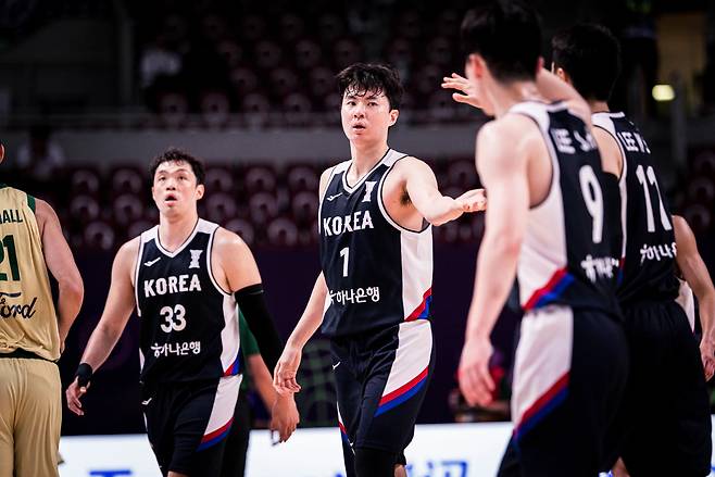 한국 남자농구대표팀 이현중(가운데). 국제농구연맹(FIBA) 제공