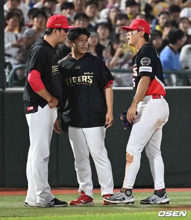 KIA 타이거즈 김도영(오른쪽)이 7일 부산 롯데전에서 5회말 무사 1루 상황 때 롯데 자이언츠 윤동희의 타구를 처리하다가 왼쪽 햄스트링 쪽에 통증을 느낀 뒤 교체 아웃되고 있다.