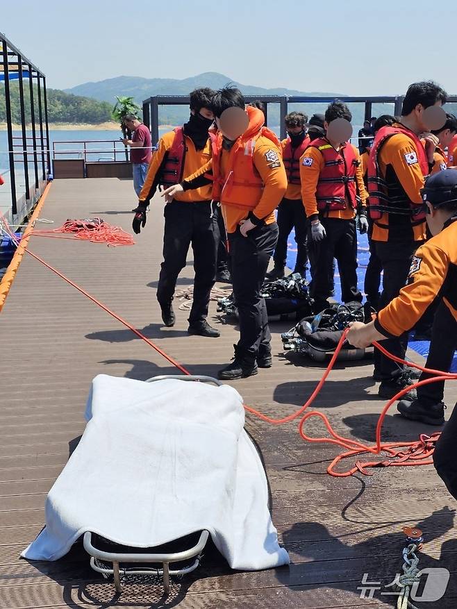 지난 5월 17일 안동댐에서 발견된 A 교감의 시신을 소방 당국이 인양하고 있다.(독자 제공. 재판매 및 DB 금지)2025.8.8/뉴스1