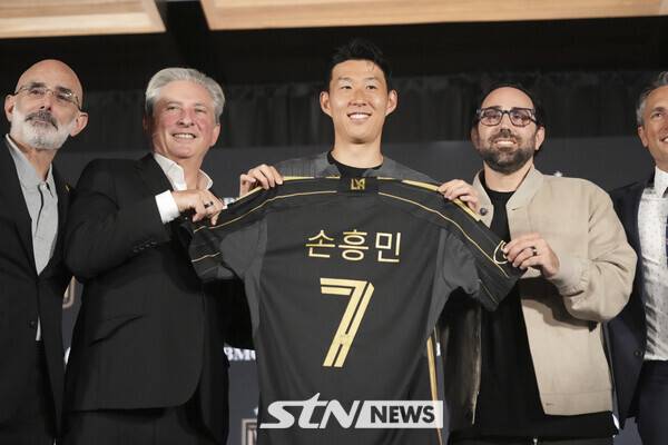 손흥민이 LA FC 입단 기자회견에서 본인의 등번호 7번이 새겨진 유니폼을 들고 포즈를 취하고 있다. /사진=뉴시스(AP)