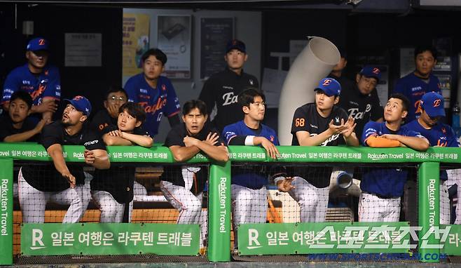 9일 잠실구장에서 열린 LG 트윈스와 한화 이글스의 경기. 6회 8대1로 점수 차가 벌어지자 한화 선수들이 아쉬워하고 있다. 잠실=박재만 기자 pjm@sportschosun.com/2025.08.09/