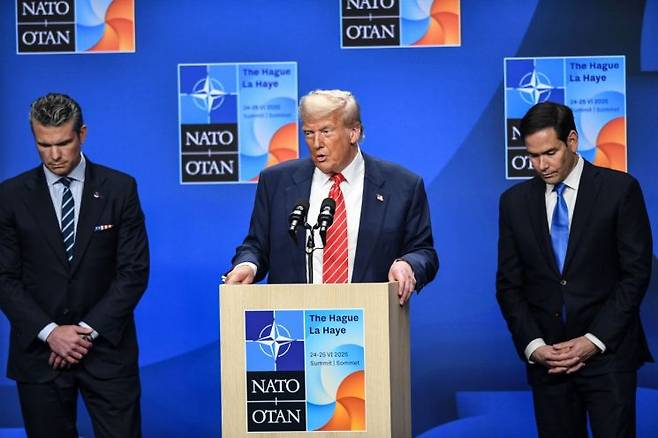 지난 6월25일(현지시간) 도널드 트럼프 미국 대통령(가운데)이 북대서양조약기구(NATO·나토) 정상회의에 참석한 후 기자회견을 갖는 모습. 신화연합뉴스