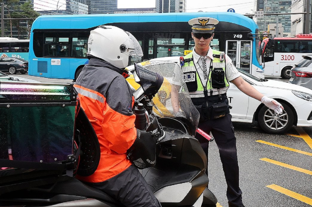 오토바이 단속. 연합뉴스. 사진은 해당 기사와 직접적 관련이 없음