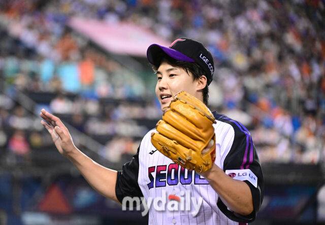 2025년 8월 8일 오후 서울 잠실구장에서 열린 '2025 신한 SOL뱅크 KBO 리그' 한화 이글스와 LG 트윈스의 경기. LG 선발투수 임찬규가 4회초 1사 1.2루서 한화 이재원을 병살타로 잡은 뒤 기뻐하고 있다./잠실 = 유진형 기자