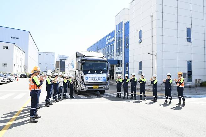 포스코퓨처엠 임직원들이 광양 양극재공장에서 공급망 독립 양극재 초도 출하를 기념하고 있다. 포스코퓨처엠 제공