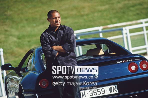 ▲ 중국 매체 '소후닷컴'은 8일(한국시간) "브라질 국가대표팀의 주전 레프트백이었던 호베르투 카를로스가 최근 한 중국 학교의 초청을 받았다. 덕분에 팬들의 관심이 쏟아졌다. 카를로스는 현역 시절 주목받았던 스타로, 왼쪽에서 맹활약하며 위협적인 공격 가담과 빈틈없는 수비로 잘 알려져 있다"라고 전했다.