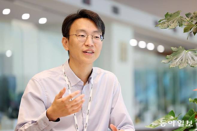 정희원 총괄관은 그 자신도 업무가 과중하고 스트레스가 심한 상황에서는 식단이 흐트러지고 밤마다 알코올이 당기는 등 가속노화의 길로 접어들더라며 자기돌봄이 무엇보다 우선돼야 한다고 말했다. 시청 본관 로비에서 한컷.
전영한 기자 scoopjyh@donga.com