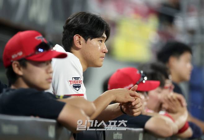 더그아웃에서 경기를 지켜보는 김도영의 모습. 김도영은 지난 시즌 리그 MVP를 차지한 슈퍼스타지만 올해 세 번의 햄스트링 부상으로 1군 등록일수를 70일밖에 채우지 못했다. IS 포토