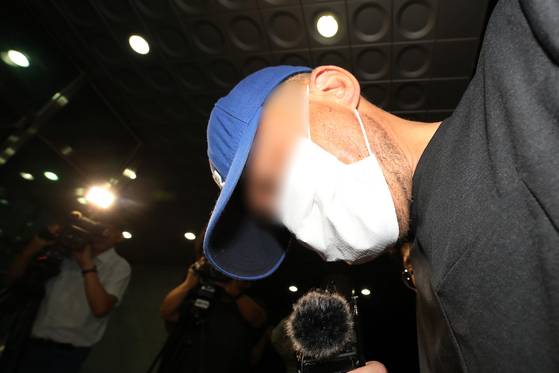 지난 6월 대구에서 자신이 스토킹하던 여성을 살해한 피의자가 대구성서경찰서로 압송되는 모습. 뉴스1