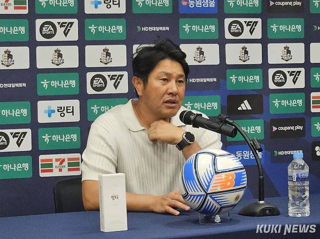 김도균 서울 이랜드 FC 감독이 10일 오후 7시 목동운동장에서 열린 하나은행 K리그2 2025 24라운드 화성FC와 경기가 끝난 뒤 기자회견에 참석하고 있다. 송한석 기자