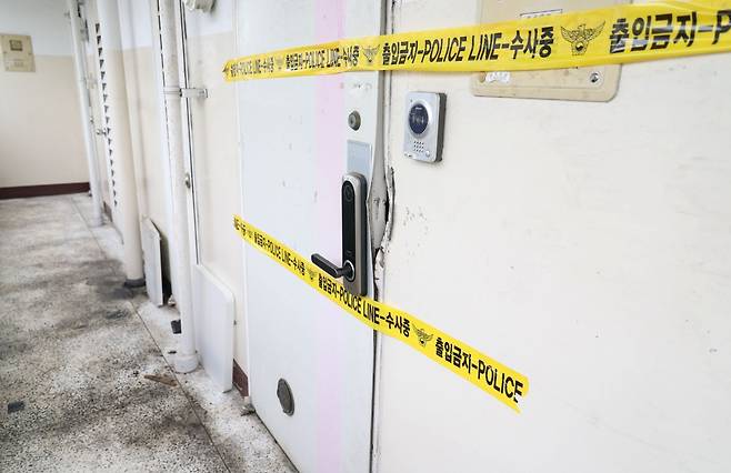 방화로 추정되는 불이 난 대구 동구 아파트 화재 현장 현관문에 폴리스라인이 10일 설치돼 있다. 연합뉴스