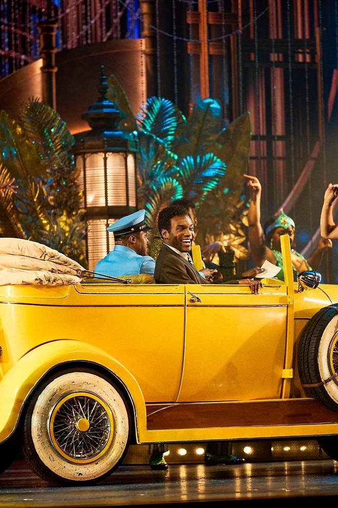 뮤지컬 ‘위대한 개츠비’의 2막 장면 중 일부로 실제 자동차가 무대에 등장한다. (c)오디컴퍼니