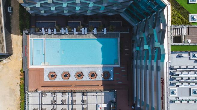 이국적인 분위기의 마리나베이 속초 호텔 수영장.