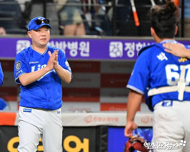 삼성 라이온즈 박진만 감독이 올해 정규시즌 경기에서 승리한 뒤 선수들에게 박수를 보내고 있다. 엑스포츠뉴스 DB