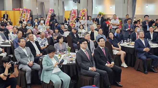 한동훈 전 국민의힘 대표가 11일 광주에서 열린 김화진 국민의힘 전남도당위원장 취임식에 참석해 인사말을 듣고 있다. /김성빈 기자