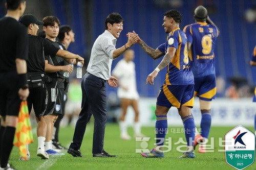 ▲ 골이 들어가자 기뻐하는 신태용 울산HD FC 감독. 한국프로축구연맹 제공