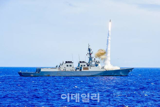 미 이지스 전투체계 탑재 구축함인 해군 이지스구축함 율곡이이함이 ‘2024 환태평양훈련(RIMPAC)’에서 고속으로 접근하는 대공무인표적기를 향해 함대공유도탄을 발사하고 있다. (사진=해군)