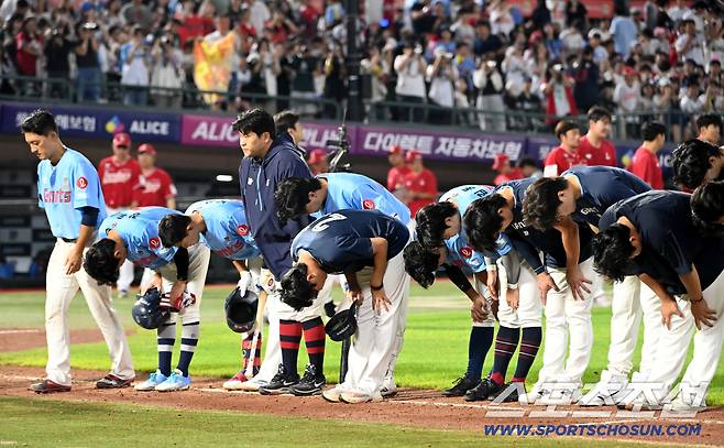 10일 부산 사직야구장에서 열린 SSG와 롯데의 경기, SSG가 10대1로 승리했다. 경기에 패한 롯데 선수들이 팬들에게 인사하고 있다. 부산=허상욱 기자wook@sportschosun.com/2025.08.10/