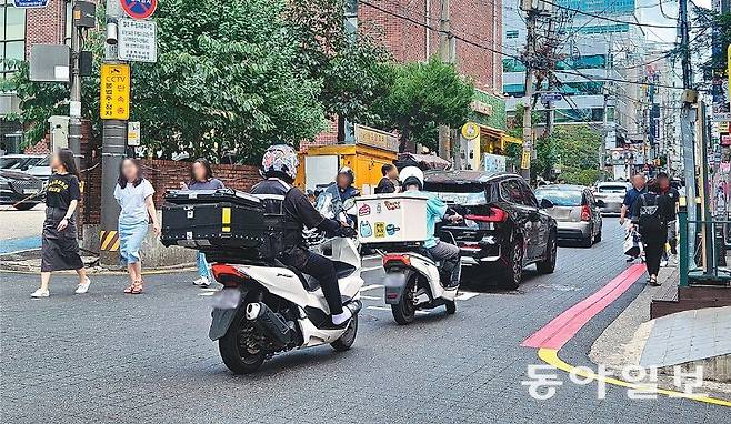 서울 강남구 선릉로86길 ‘보행자 우선도로’의 지난달 10일 모습. 자동차와 오토바이가 도로 가운데를 차지하고 있고, 보행자는 이를 피해 길가로 다니고 있다. 김보라 기자 purple@donga.com