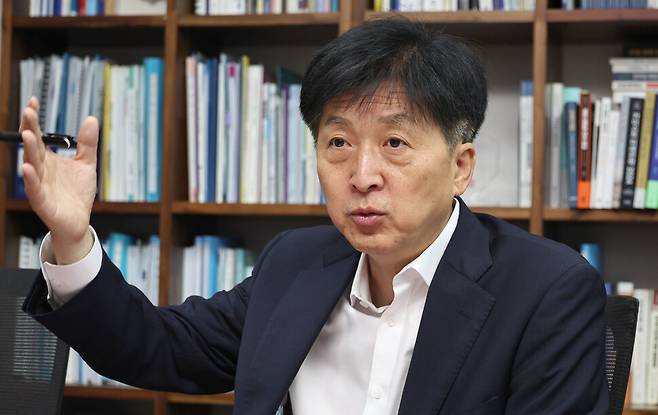 더불어민주당의 오기형 코스피5000 특별위원회 위원장이 지난 5일 서울 여의도 국회의원회관에서 한겨레와 만나 자본시장 활성화와 기업지배구조 개선 정책에 관해 말히고 있다. 윤운식 선임기자 yws@hani.co.kr