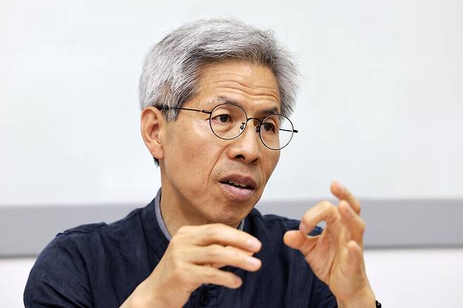 권영국 정의당 대표가 2025년 6월9일 오후 서울 구로구 구로동 당사에서 한겨레21과 인터뷰하고 있다. 김명진 기자