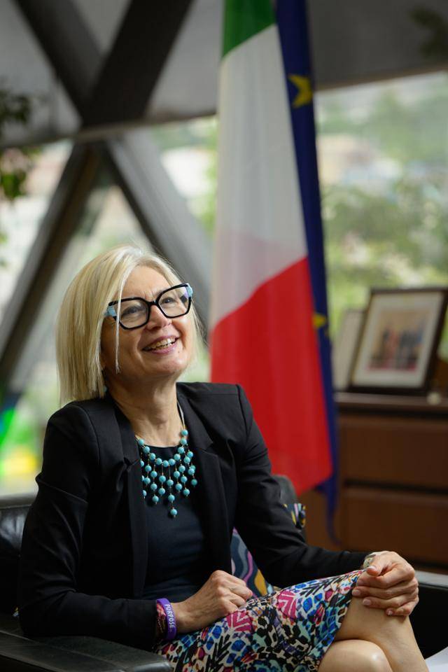 에밀리아 가토 주한 이탈리아 대사가 6일 서울 용산구 한남동 대사관저에서 한국일보와 인터뷰하고 있다. 하상윤 기자