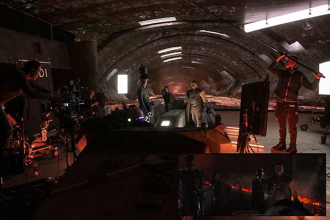 ▲드라마 'The Mandalorian' 촬영 화면- 언리얼 엔진은 동기화된 PC 4 대에 실행되며 LED 벽의 픽셀을 실시간으로 제어, 동시에 언리얼 개발자 3 명은 벽에 디스플레이되는 버추얼 신, 라이팅 그리고 이펙트를 한번에 다뤘다.